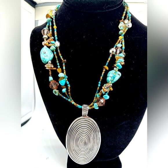 WOMENS NECKLACE AND EARRINGS - Picture 1 of 4
